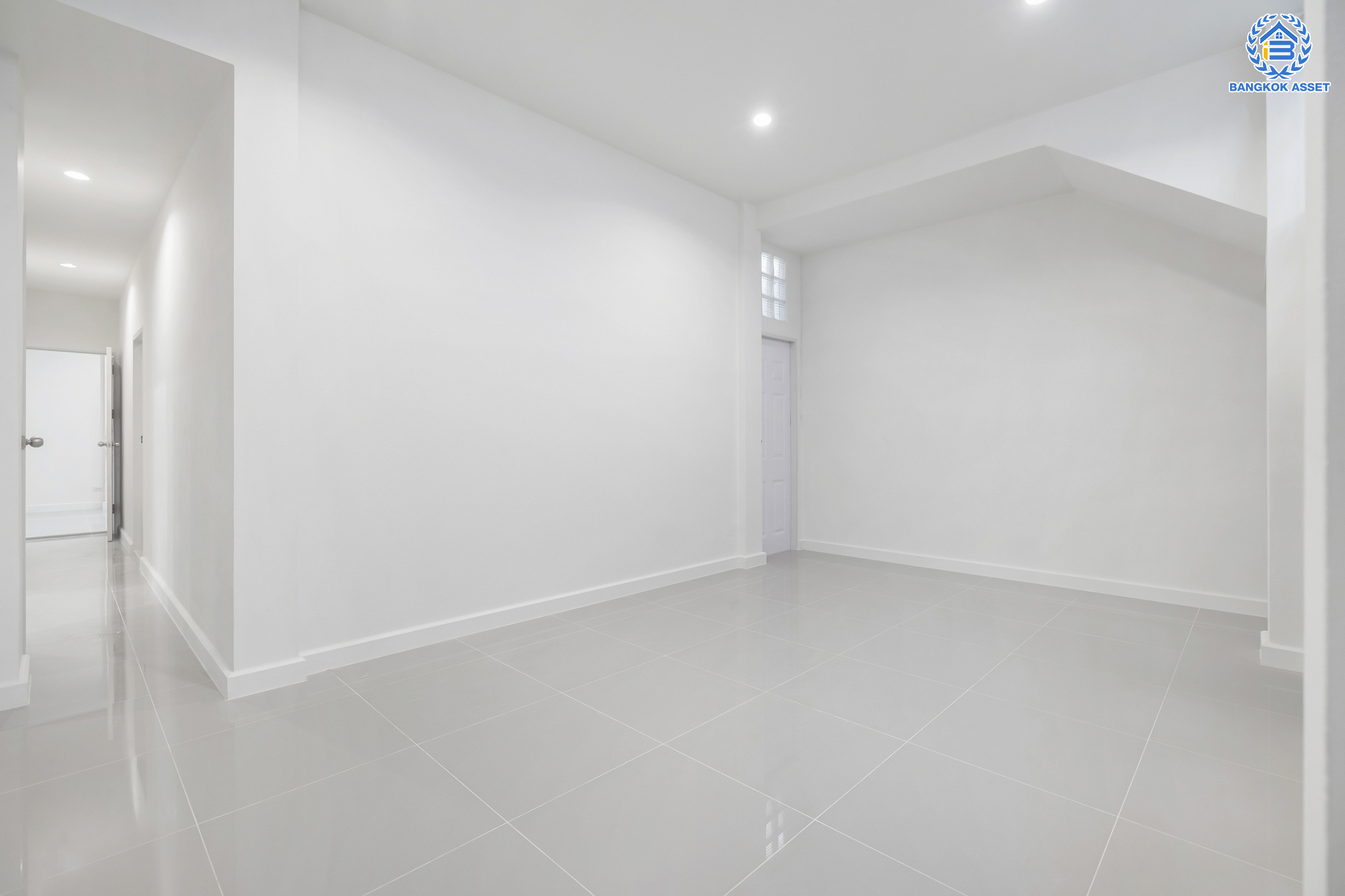 บ้านมือสองตกแต่งใหม่ ม.ดิเอมเมอรัลด์พาร์ค2 บางกรวย-ไทรน้อย เนื้อที่ 58.9 ตร.ว. ฟังก์ชัน 5 ห้องนอน 3 ห้องน้ำ 1 ห้องอเนกประสงค์ 2 ที่จอดรถ บนทำเลศักยภาพ เชื่อมสู่ถนนชัยพฤกษ์ เพียง 5 นาที ใกล้เซ็นทรัลเวสต์เกต และรถไฟฟ้าสายสีม่วง "สถานีบางพลู"...